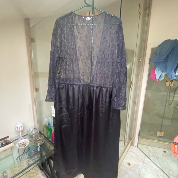 Black Robe - Picture 2 of 9